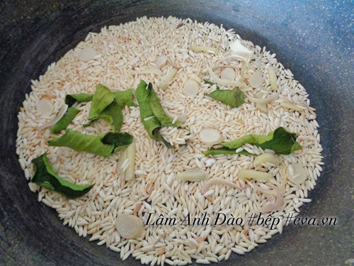 Thịt gà chiên giòn xóc gạo rang thơm bùi, lạ miệng - 4