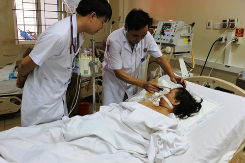 Tin tức 24h nổi bật: Ngày uống 3 cữ rượu, một phụ nữ nguy kịch do ngộ độc methanol - 1