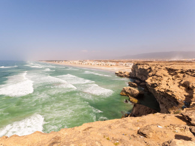 12. Salalah, Oman: Thành phố này nổi tiếng với bãi biển đẹp, sa mạc, lạc đà, cây cọ cũng như giàu văn hóa và lịch sử. Du khách nên tới địa điểm này vào cuối tháng 7 hay tháng 8 để có cơ hội tham dự lễ hội Khareef, với nhiều hoạt động như triển lãm nghệ thuật và sự kiện thể thao.

