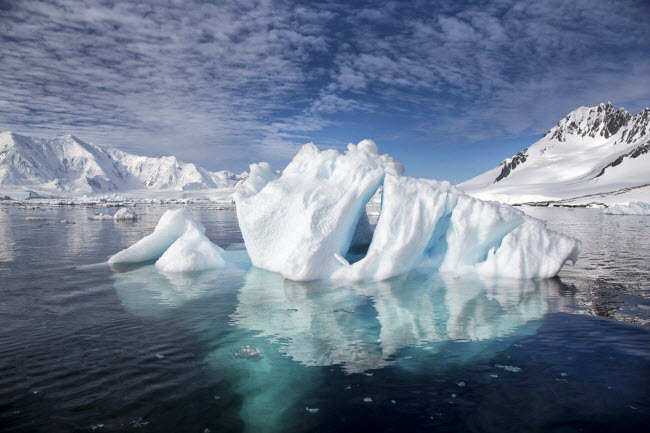 Nước biển trong tới mức có thể nhìn thấy phần chìm của tàng băng nổi khổng lồ.

