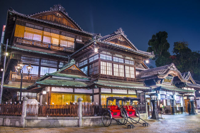 8. Matsuyama, Nhật Bản: Thành phố Matsuyama là địa điểm du lịch hấp dẫn và có dòng suối nước nóng lâu đời nhất Nhật Bản. Nhà tắm nước nóng Dōgo Onsen Honkan có niên đại từ những năm 1800 và vẫn giữ được kiến trúc điển hình ở thời kỳ đó. Một địa điểm du lịch hấp dẫn khác là lâu đài Matsuyama trên núi Katsuyama với tầm nhìn ra toàn thành phố.
