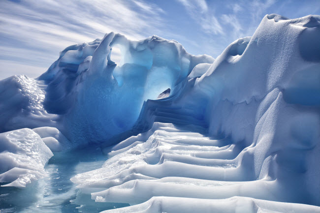Băng ở Nam Cực có hình thù kỳ lạ được tạo ra do tác động của gió, ánh nắng và nước biển.
