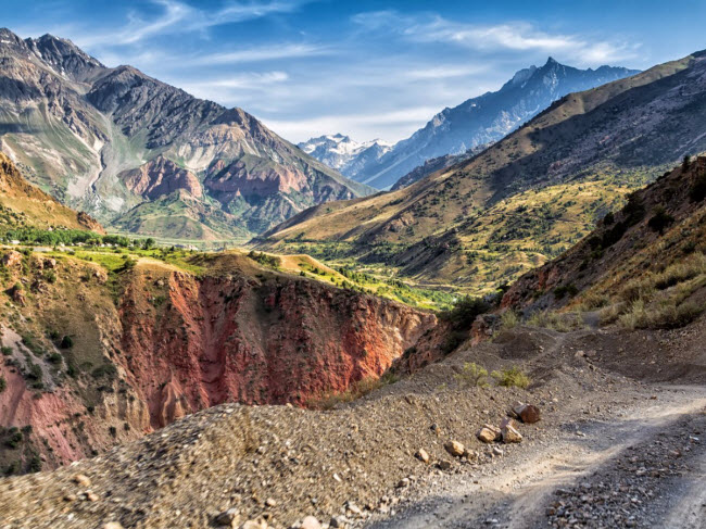 9. Tajikistan: Du khách thích không khí đô thị sẽ tìm thấy nhiều điều thú vị tại Dushanbe, thành phố lớn nhất và là thủ đô của Tajikistan. Đối với những người yêu thiên nhiên, núi Pamir là một lựa chọn lý tưởng vì nó được coi là “mái nhà của thế giới”. Tới đây, bạn có thể khám phá hồ băng trên núi với nước trong xanh và phẳng lặng.
