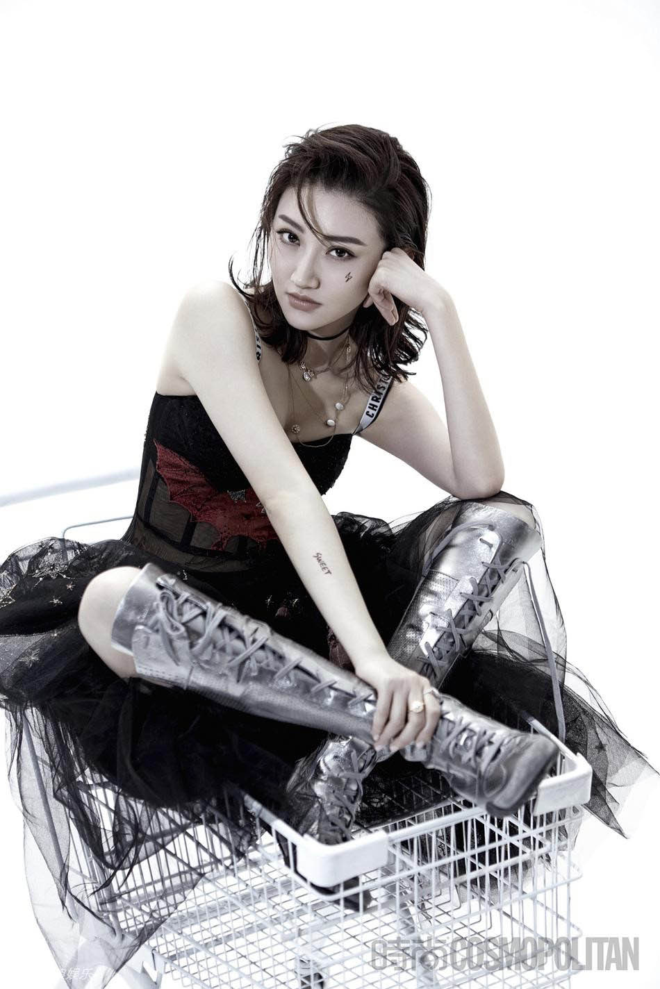 Diễn viên bị ném đá nhất phim Kong đẹp amp;#34;thách thứcamp;#34; trên tạp chí - 4