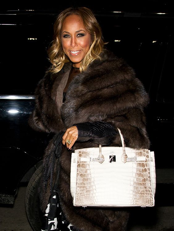 Bức ảnh gây tranh cãi nhất hôm nay: Khoe túi siêu phẩm, Ngọc Trinh gây hoang mang - 8