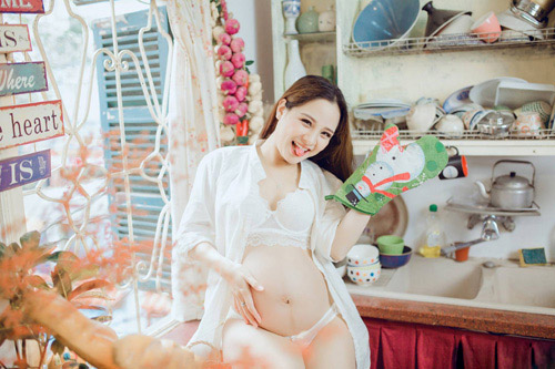 Mẹ 9x xinh như hoa tự tin mặc nội y “khoe bụng bầu chứ không khoe thân thể” - 1