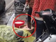 Mua sắm - Giá cả - Phát hoảng clip rửa lòng lợn bằng chân tại quán lòng nức tiếng HN
