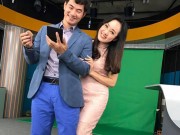 Làng sao - BTV Thời sự Hoài Anh đi chân đất đón sinh nhật trong trường quay cùng Xuân Bắc