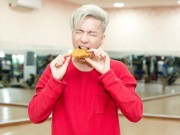 Làng sao - S.T nhắng nhít vừa ăn gà vừa tập vũ đạo cho The Remix