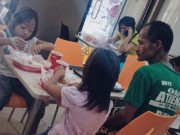 Làm mẹ - Xúc động ông bố nghèo nhịn đói để tặng cho con gái bữa gà rán sang chảnh