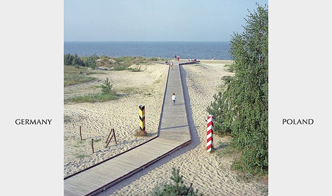 Đức và Hà Lan

Lối mòn nhỏ dẫn ra biển này chính là một phần của đường biên giới giữa Đức và Hà Lan.
