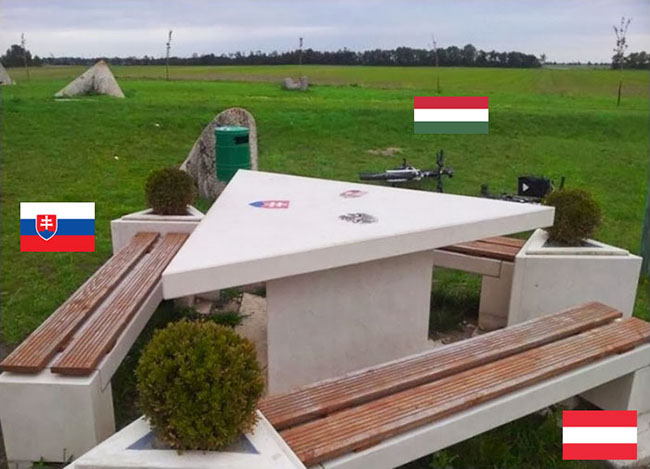 Slovakia, Áo và Hungary

Ba nước này có với nhau một đường biên giới vô cùng ấn tượng mà có thể chẳng bao giờ bạn nghĩ  tới, đó là chiếc bàn biên giới tam giác.
