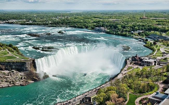 Mỹ và Canada

Thác Niagara, biên giới New York và Ontario. Hợp thành từ 2 thác nước lớn, America và Horseshoe, thác nước Niagara có chiều rộng hơn 914,4 mét và lượng nước trung bình đổ xuống của ngọn thác Horseshoe là hơn 2268m3/giây. Nằm dọc biên giới Mỹ và Canada, người ta có thể chiêm ngưỡng thác Niagara bằng nhiều cách: đi bộ, du ngoạn bằng thuyền hay chỉ đơn giản là ngắm nhìn từ cửa sổ phòng khách sạn.
