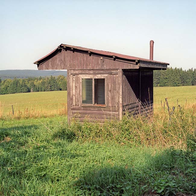 Đức và Cộng hòa Séc

Túp lều này nằm trên đường biên giới giữa Đức và CH Séc. Phần bị dỡ bỏ thuộc về địa phận Đức.

