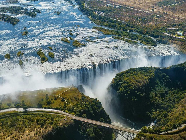 Thác Victoria, biên giới Zambia và Zimbabwe

Thác Victoria còn được gọi là “Mosi-oa-Tunya” hay “Những Làn Khói Gầm Thét”, là nơi sông Zambezi lao xuống khỏi cao nguyên đá bazan tạo thành những dòng chảy ở độ cao 107 mét với độ rộng 1,7 km. Thác nước Victoria đổ xuống Hẻm núi Batoka dài gần 100km ở miền nam Châu Phi.
