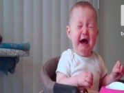 Clip Eva - Video: Cứ hễ thấy đồ chơi là em bé này khóc thét
