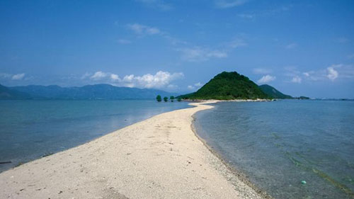 Ghé đảo Điệp Sơn để hưởng thụ nắng vàng, biển xanh và con đường cát trắng lạ nhất Việt Nam - 2