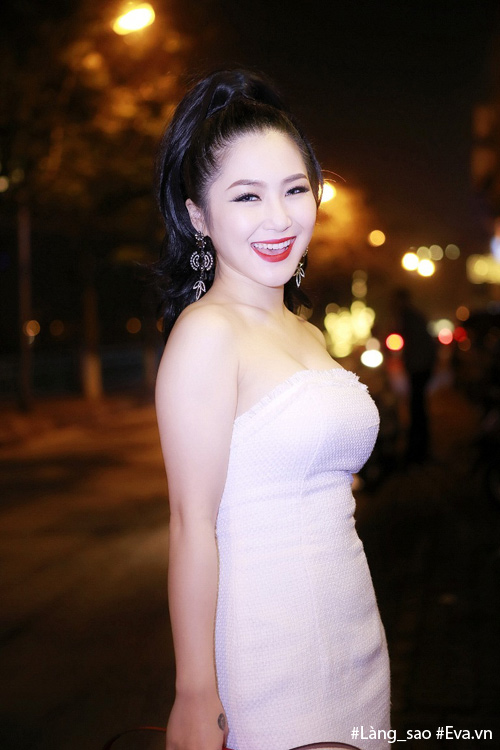 Hương Tràm liên tục được hôn trong vòng tay fan Hà Nội - 1