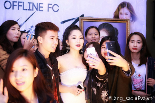 Hương Tràm liên tục được hôn trong vòng tay fan Hà Nội - 5