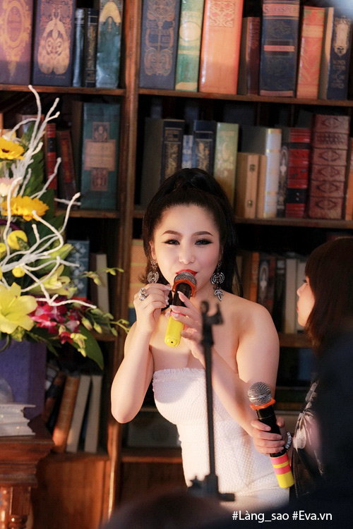Hương Tràm liên tục được hôn trong vòng tay fan Hà Nội - 11