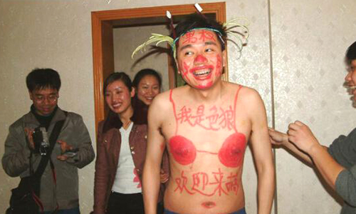 Chết cười các màn amp;#34;khổ hìnhamp;#34; của bạn bè bày cho cô dâu chú rể đêm tân hôn - 1