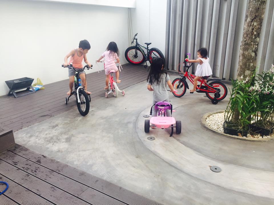 Bà xã Lý Hải rút bài học từ việc ngăn cản con thứ 3 tập xe đạp - 3