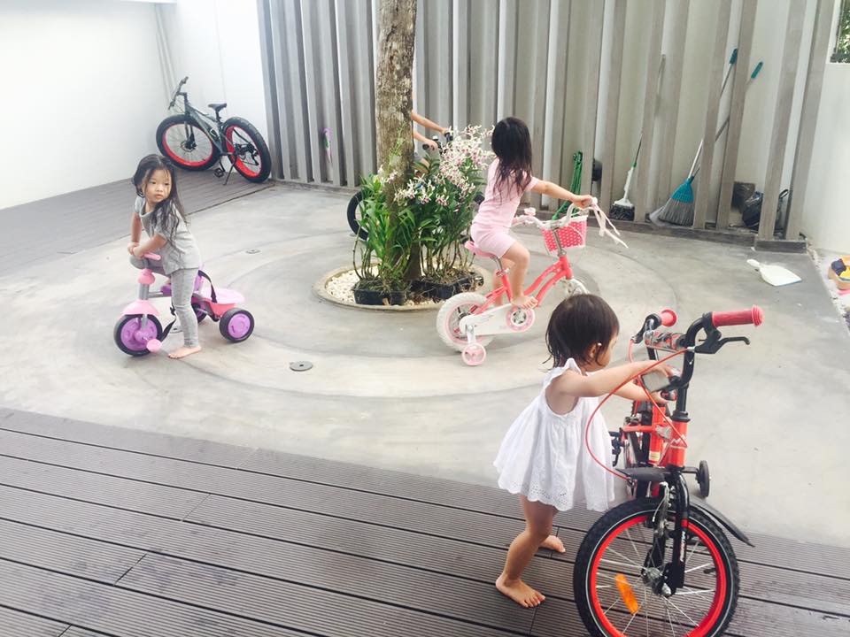 Bà xã Lý Hải rút bài học từ việc ngăn cản con thứ 3 tập xe đạp - 1