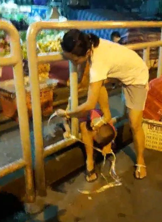 Cảnh sát truy lùng bà mẹ lấy chân nhấn đầu, trói cổ con vào rào chắn - 2