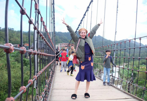 Chị em Việt quả là nhanh thay lòng đổi dạ, đôi dép từng chê tơi bời giờ lại đua nhau đi - 1