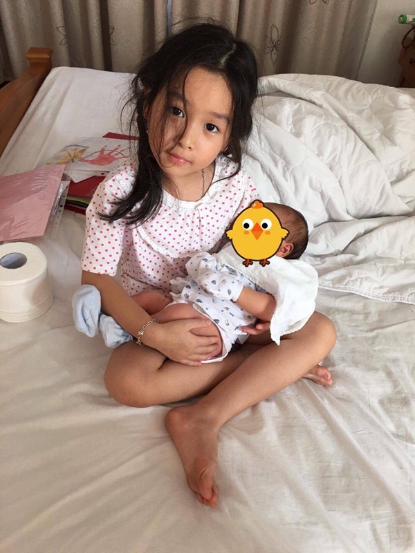 Lưu Hương Giang hiếm hoi khoe ảnh bên bé thứ 2 amp;#34;giấu mặtamp;#34; và con gái đầu lòng - 3