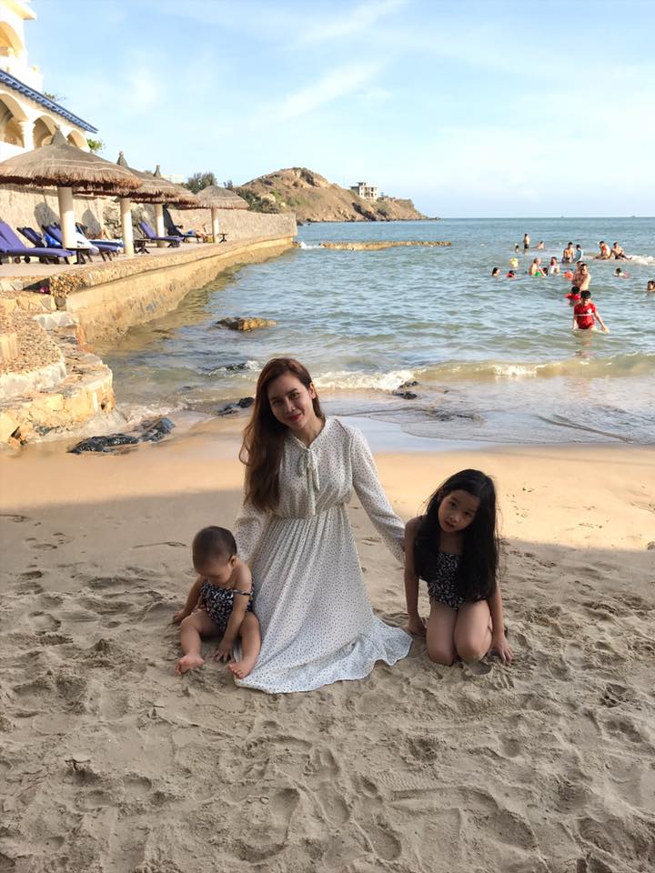 Lưu Hương Giang hiếm hoi khoe ảnh bên bé thứ 2 amp;#34;giấu mặtamp;#34; và con gái đầu lòng - 1