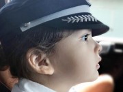 Làng sao - Con trai lai Tây của Hồng Nhung điển trai hút hồn với trang phục phi công