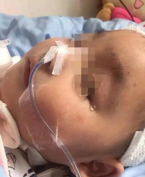 Quấy khóc khi mẹ và nhân tình đang amp;#34;mây mưaamp;#34;, bé gái 1 tuổi bị đánh đến hôn mê - 4