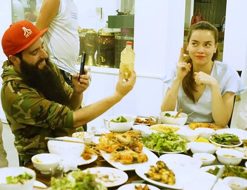 Không chỉ đến nhà ăn cơm, đạo diễn phim Kong còn đi nghe nhạc cùng Hồ Ngọc Hà - 3