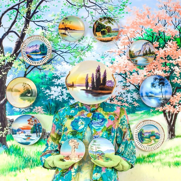 Bạn sẽ ồ lên kinh ngạc với loạt ảnh về những người phụ nữ náu mình trong đồ vật này! - 1