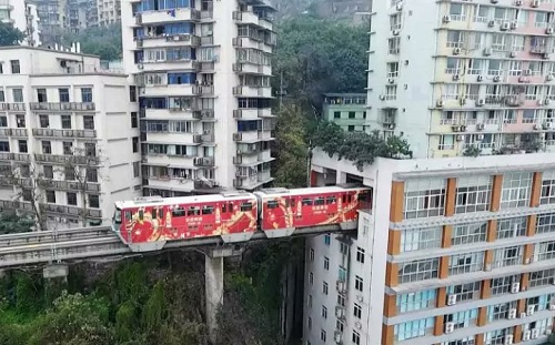 Kinh ngạc nguyên nhân khiến tòa nhà chung cư 19 tầng bị “đâm thủng” - 2
