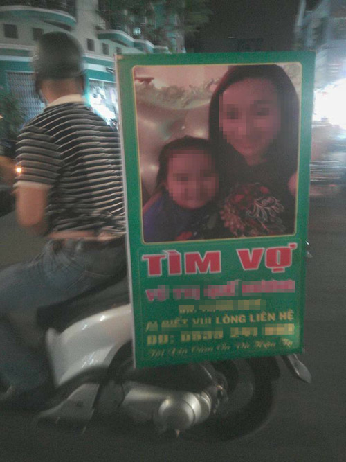 Người đàn ông treo biển tìm vợ bỏ nhà đi chỉ để hỏi amp;#34;Vì sao lừa dối tôi?amp;#34; - 1