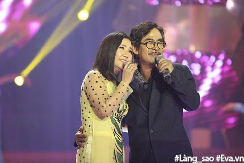 Thu Phương ôm chặt anh ruột trên sân khấu trong màn song ca tình tứ - 9