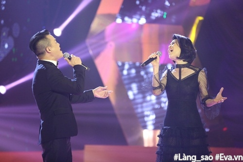 Thu Phương ôm chặt anh ruột trên sân khấu trong màn song ca tình tứ - 2