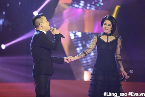 Thu Phương ôm chặt anh ruột trên sân khấu trong màn song ca tình tứ - 1