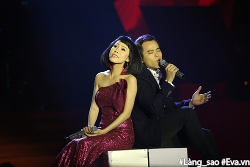 Thu Phương ôm chặt anh ruột trên sân khấu trong màn song ca tình tứ - 15