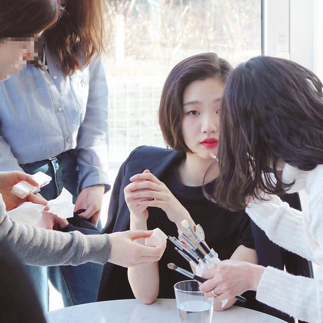 Bị chê là nữ chính xấu xí, Kim Go Eun gây bất ngờ vì ảnh hậu trường quá đẹp - 2