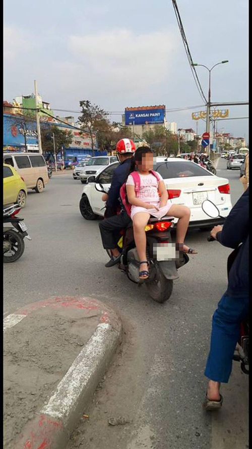 Người đi đường hoảng hốt với ông bố để con gái nhỏ ngồi ngược phía sau xe máy - 2