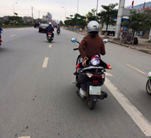 Người đi đường hoảng hốt với ông bố để con gái nhỏ ngồi ngược phía sau xe máy - 4