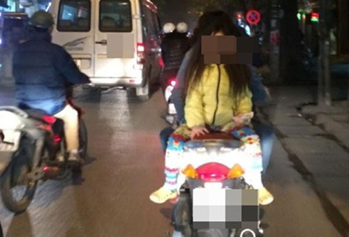Người đi đường hoảng hốt với ông bố để con gái nhỏ ngồi ngược phía sau xe máy - 5