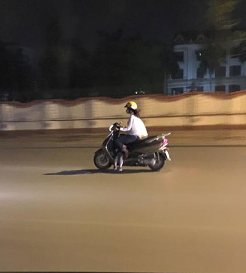 Người đi đường hoảng hốt với ông bố để con gái nhỏ ngồi ngược phía sau xe máy - 6