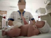 Làm mẹ - Một phút nóng giận, mẹ trẻ đánh nhẹ vào đầu khiến con gái tử vong sau đó