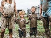Bà bầu - Hiếm bà mẹ nào dám chụp ảnh bầu lấm lem bùn đất như nông dân thế này!