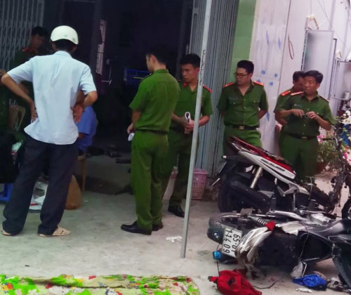 Phát hiện thi thể đôi nam nữ nằm gục trong phòng trọ bên 2 chiếc xe máy cháy xém - 1
