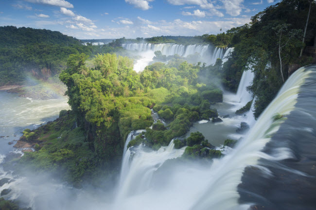 Thác Iguazu là di sản thế giới nằm dọc biên giới giữa Argentina và Brazil. Nơi đây có phong cảnh rừng tuyệt đẹp làm sửng sốt những du khách từng trải nhất.

